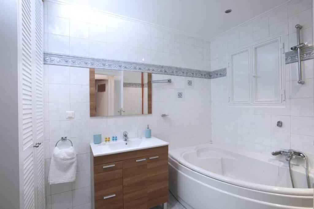 Palaio Faliro, A Bright And Spacious Apartment Αθήνα Εξωτερικό φωτογραφία